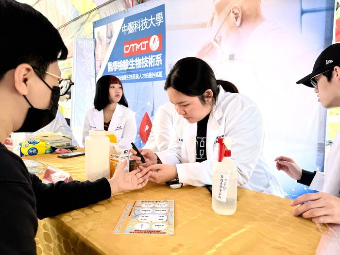 醫檢系學生為民眾進行血糖篩檢.jpg