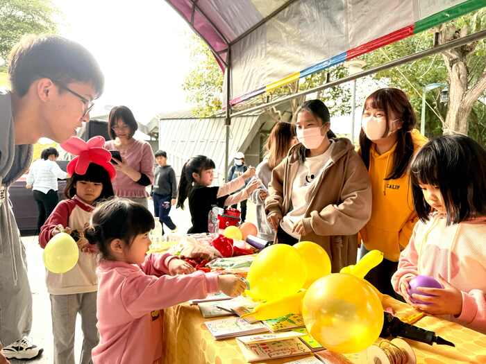 兒教系「泡泡樂園」吸引小朋友一同進行氣球遊戲.jpg
