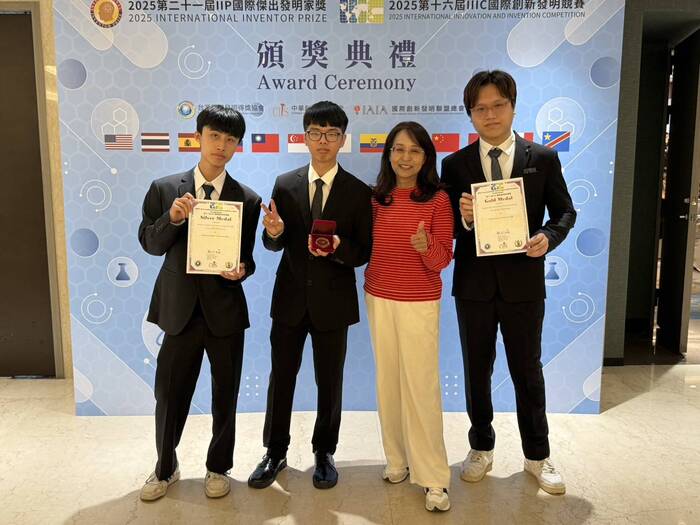 銀牌作品『手眼協調訓練遊戲設計Hand-Eye Coordination Training Game Design』獲獎隊伍F11210055劉書豪同學、F11210056朱軒毅同學、趙建蕾老師、F11210015林耘五同學(左至右)圖片