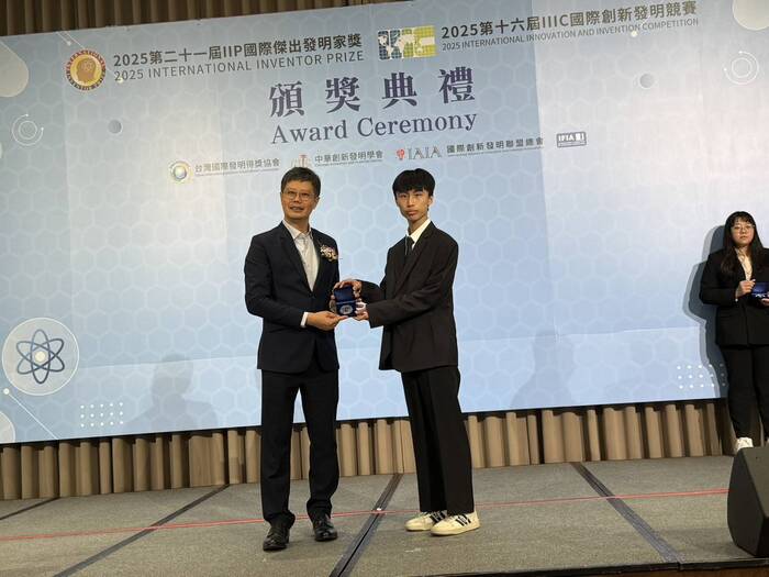 劉書豪組長代表上台領獎圖片