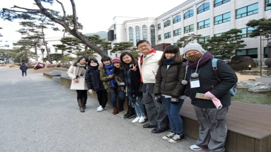 本校學生於韓國大邱保健大學校園一角合影