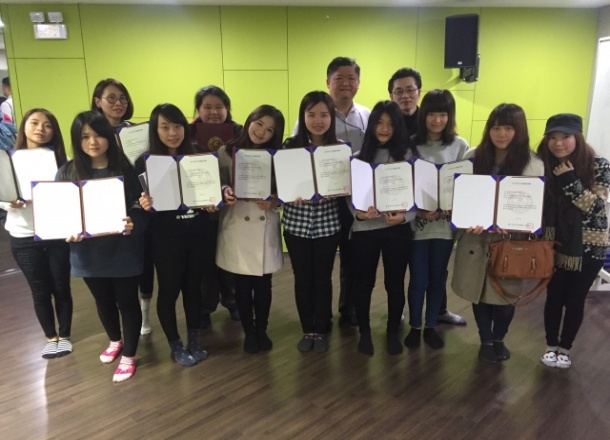 我們結業了! 頒發證書!