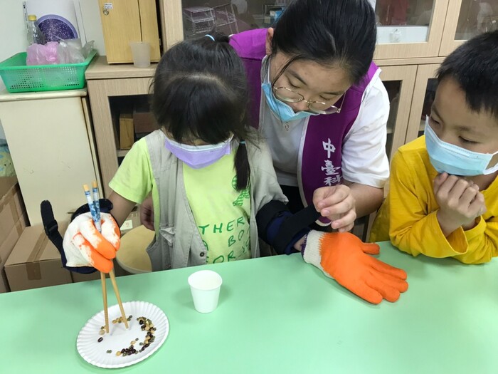 崑山國小學童親身體驗高齡者行動力退化窘境