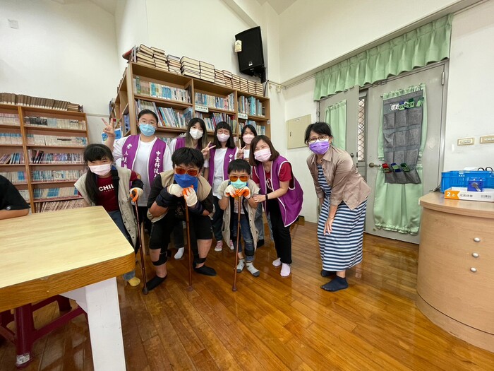 崑山國小學童感受高齡者駝背與行動不便等生理退化情況