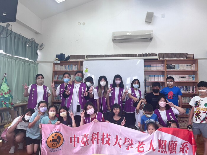 老人照顧系與新社崑山國小合影