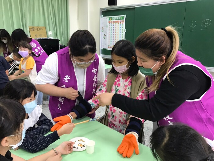 老照系同學帶領崑山國小學童體驗老人生活感覺