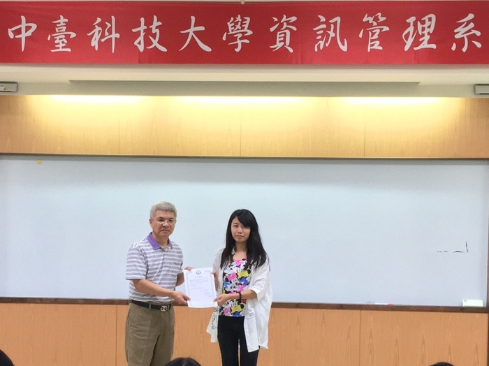 菁英學生開心領取證書