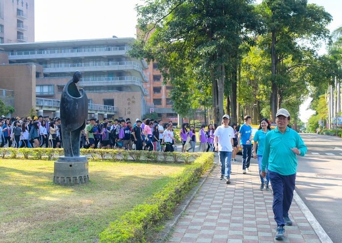 李隆盛校長帶領全體前往登山