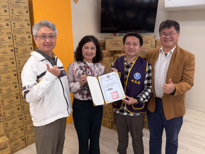 校長陳錦杏(左二)致贈感謝狀給臺中市程鑫國際同濟會會長張峰碩(右二)圖片
