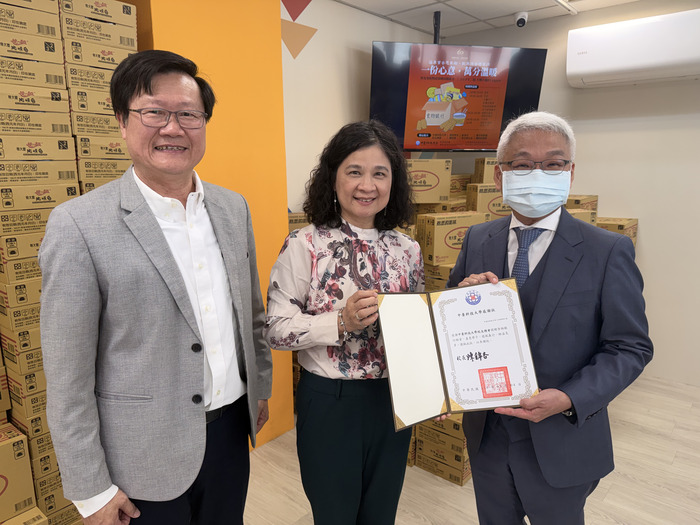 校長陳錦杏(左二)致贈感謝狀給中臺科技大學校友總會會長(右一)圖片
