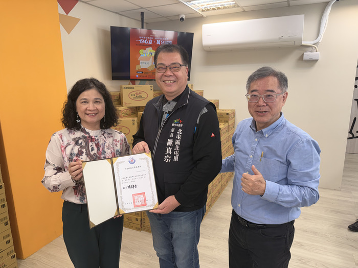 校長陳錦杏(左一)致贈感謝狀給北屯里歐真宗里長(左二)圖片