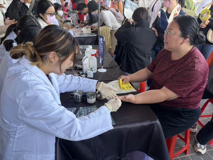 社區民眾參與健行活動並體驗中臺科大醫檢系血糖檢測圖片