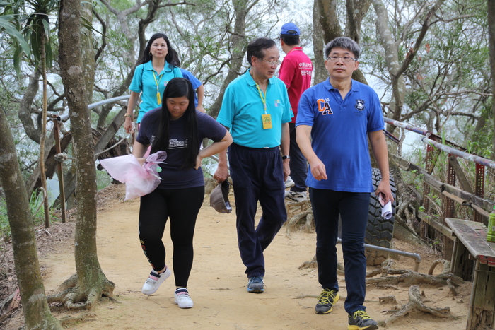 李隆盛校長與台中市觀光旅遊局陳育正副局長帶領中臺師生進行登山活動