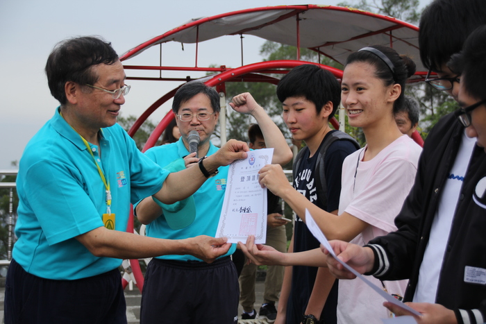 中臺科技大學李隆盛校長頒發登山證明