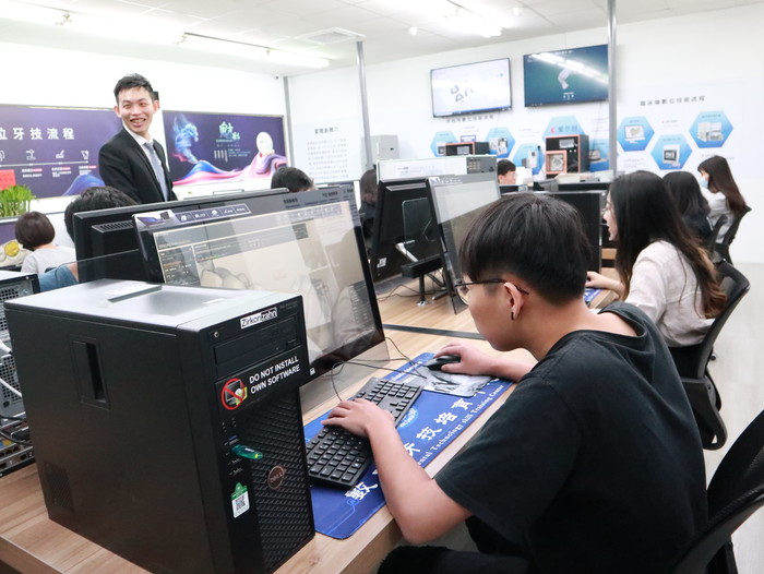 中臺科大數位牙技培育中心 學生與老師上課圖片