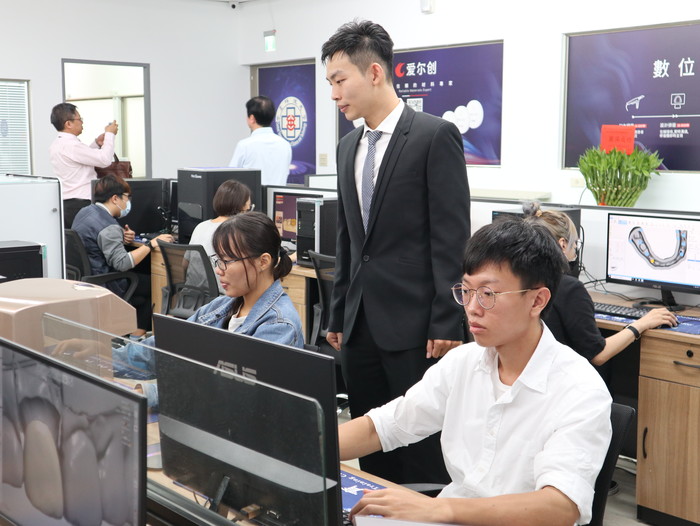 中臺科大數位牙技培育中心 學生實際操作圖片