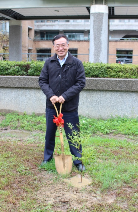 李校長親自植下樹苗認養