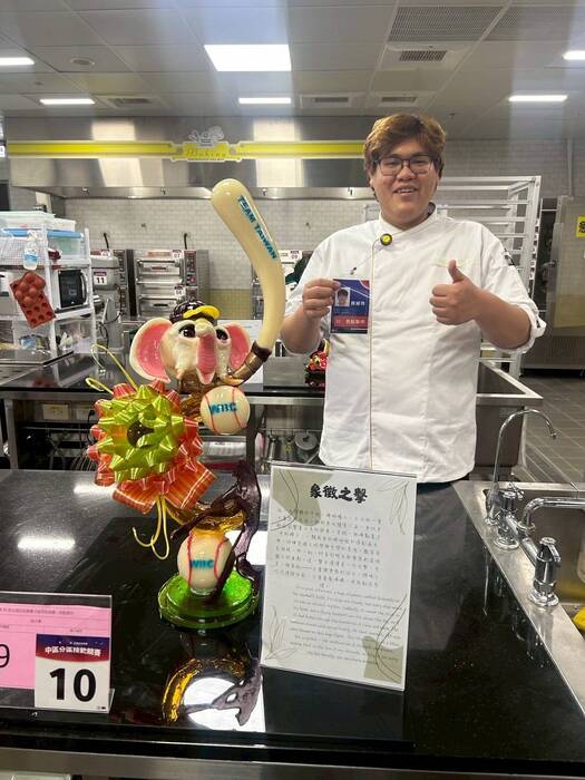 顏誠均同學以職棒為題的「象徵之擊」獲西點製作第二名