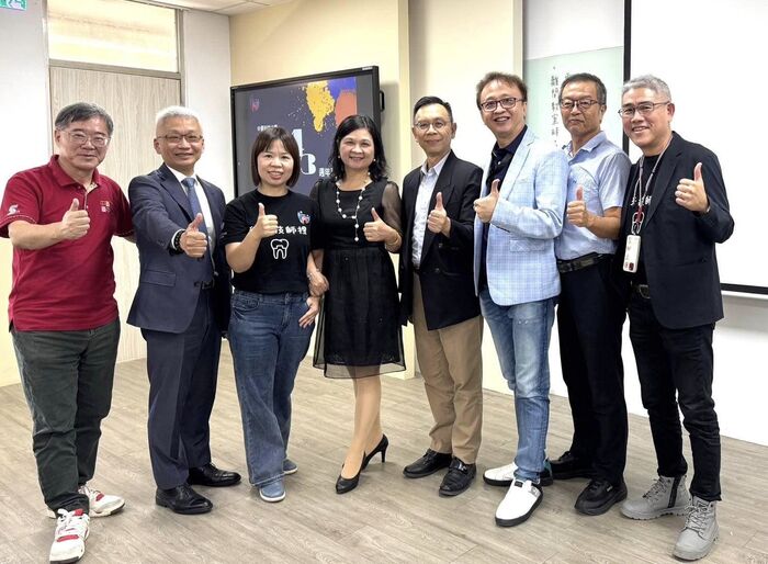 陳錦杏校長與與會系友合影