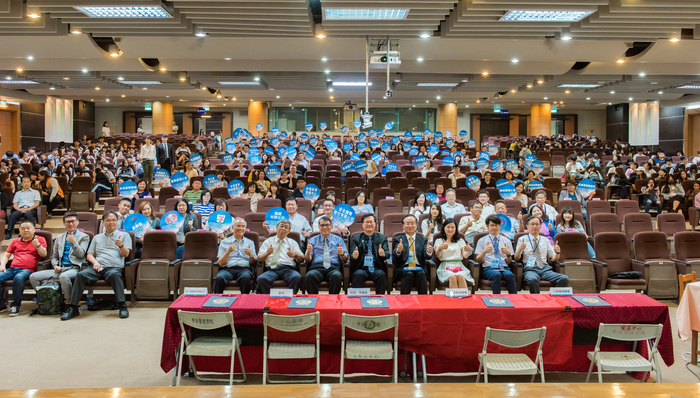 中臺科技大學於107年5月25日辦理百大企業學生職場進路導航博覽會，針對進修部學生推出【雙Ｊ計畫】，並配合設置全國技專校院首創之「產學媒合平臺」App，提供廠商線上登入及人才媒合服務，全面關照進修部學生就業就學的雙重需求。
