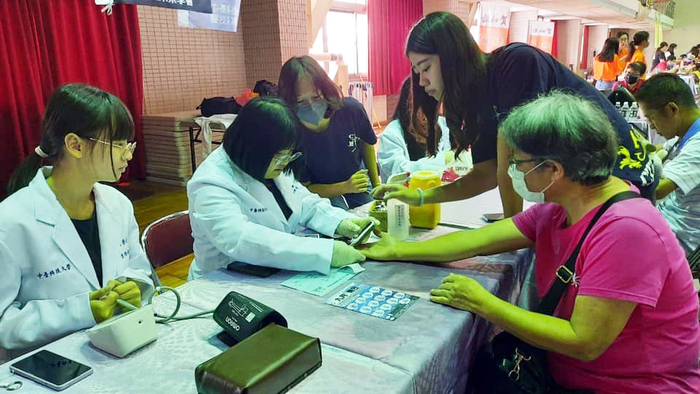 醫檢系同學幫民眾檢測血糖
