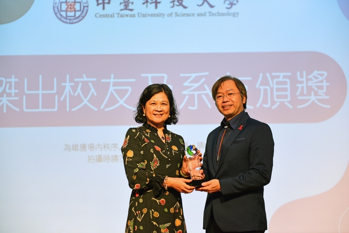 中臺科大頒獎感謝傑出系友的居中牽線