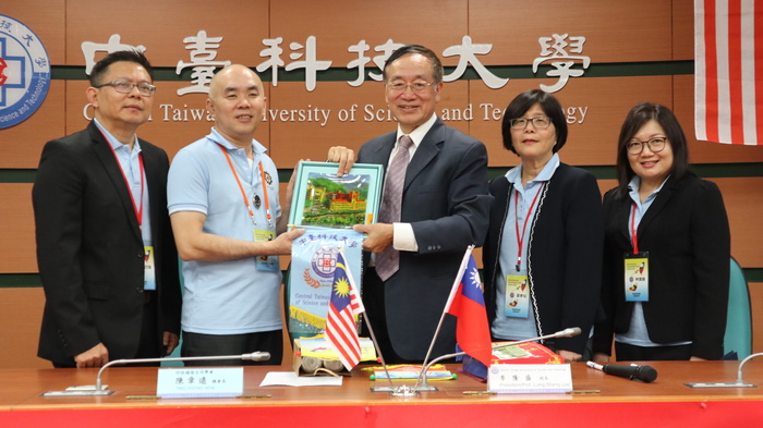 (左1)砂拉越教育局劉宥強助理局長(左2)總會長陳章遠(中間)中臺科大校長李隆盛(右2)英語督學葉孝仙(右1)英語督學林美珊