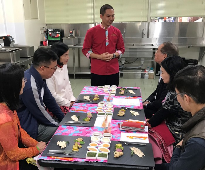 中臺科大呂哲維老師（中間）向試吃主管同仁說明