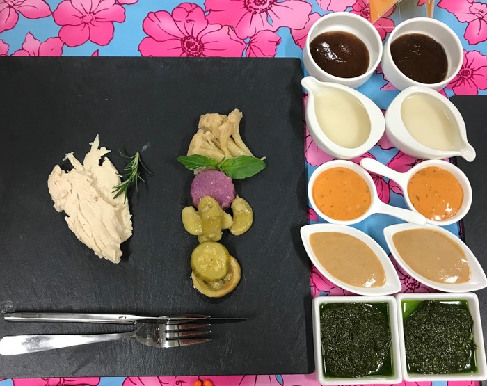 中臺科大研發餐點（雞肉.花椰菜.櫛瓜.山藥.豆子.）與各式沾醬(青醬.胡麻醬.千島沙拉醬.奶油白醬.磨菇黑胡椒醬)