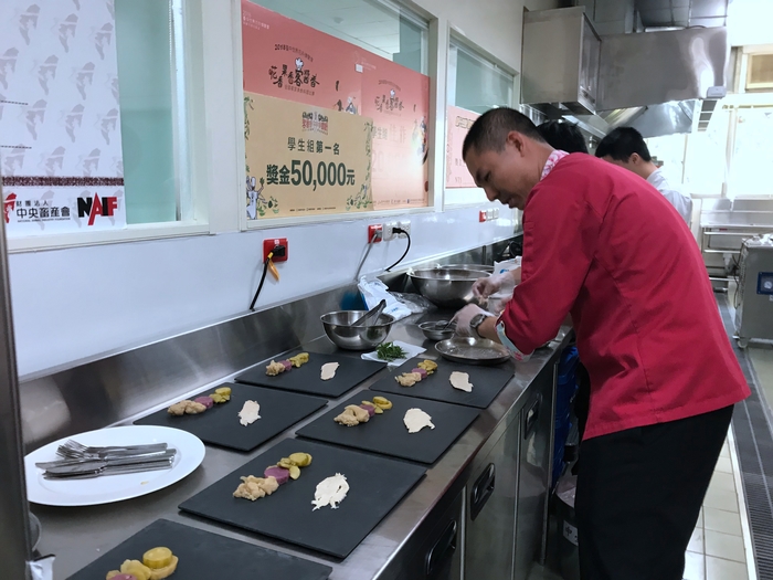 中臺科大食科系呂哲維教師與食科系學生準備餐點