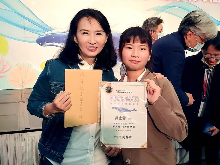 鴻海基金會執行長汪用和(左)與中臺科大食科系學生吳宜霏(右)合照