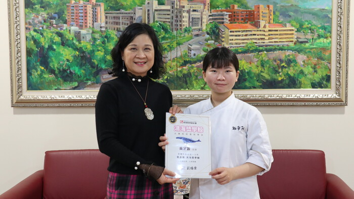 中臺科大校長陳錦杏(左)與食科系吳宜霏(右)合照