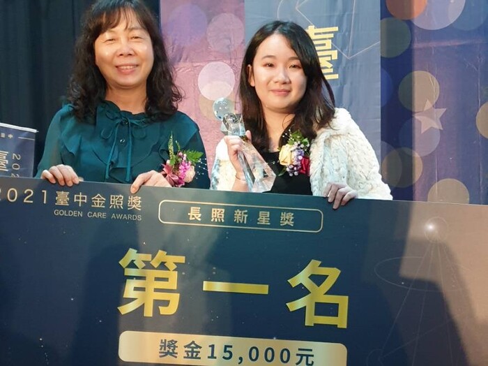 蔡英美老師與黃郁庭得獎合照