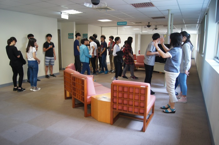 參觀圖書館