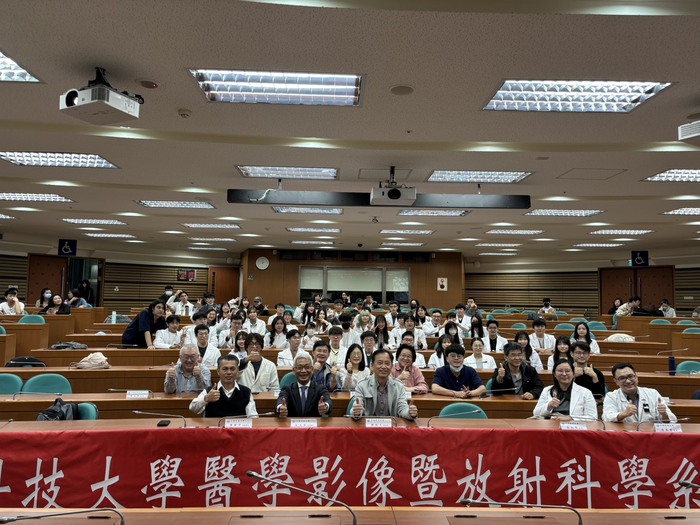 中臺科大醫放系授袍暨實習分發典禮合照.jpg