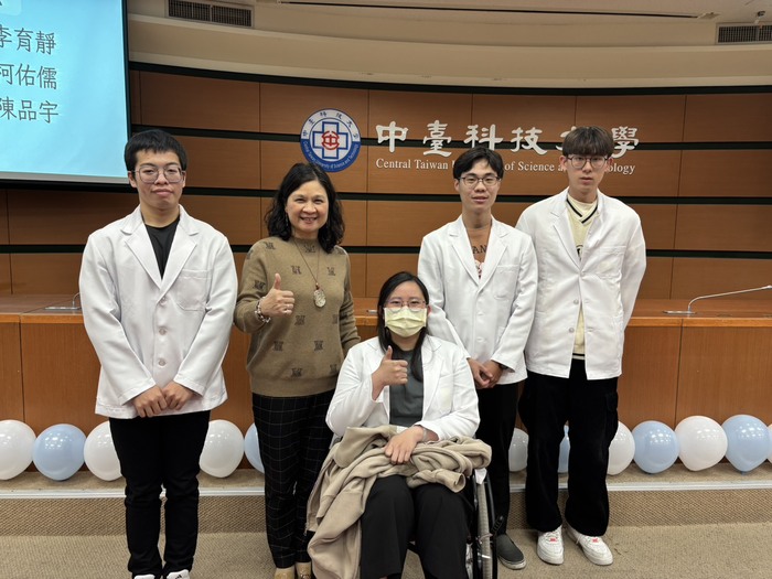 中臺科大陳錦杏校長與醫放系授袍學生合影.jpg