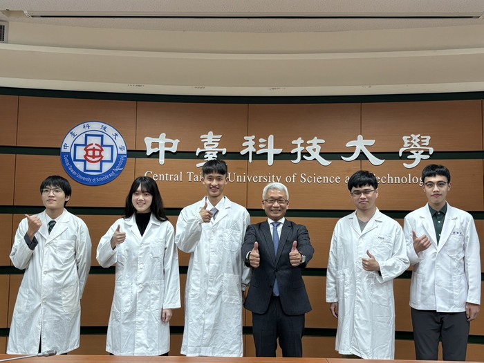 校友朱光華放射師與學弟妹合影.jpg