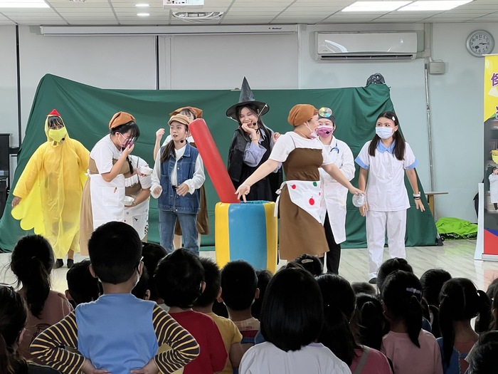 學生表演過程