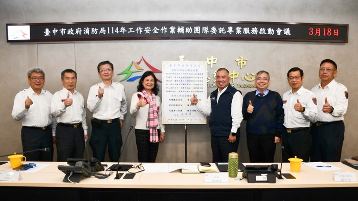 臺中市消防局孫福佑局長(右四)與中臺科大陳錦杏校長(左四) 、環安系謝明宏副教授(右三)共同啟動「臺中市消防工作安全衛生政策宣言」