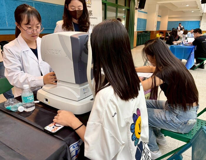 視光系學生為民眾做視力檢測