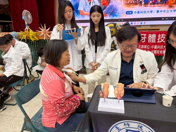 醫放系老師帶領民眾體驗甲狀腺超音波