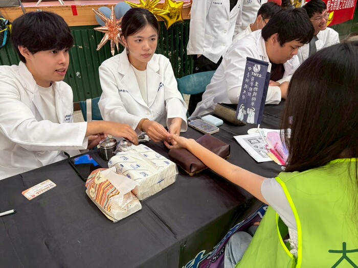 醫檢系學生為民眾做血糖檢測