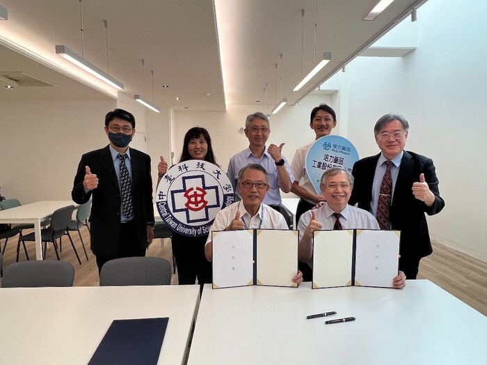 培力藥品董事長郭榮昌（左）、中臺科技大學環安系謝明宏博士及主任秘書詹博州，共同簽署「開發製藥製程本質危害分析暨暴露控制評估機制產學合作」，開啟新里程碑