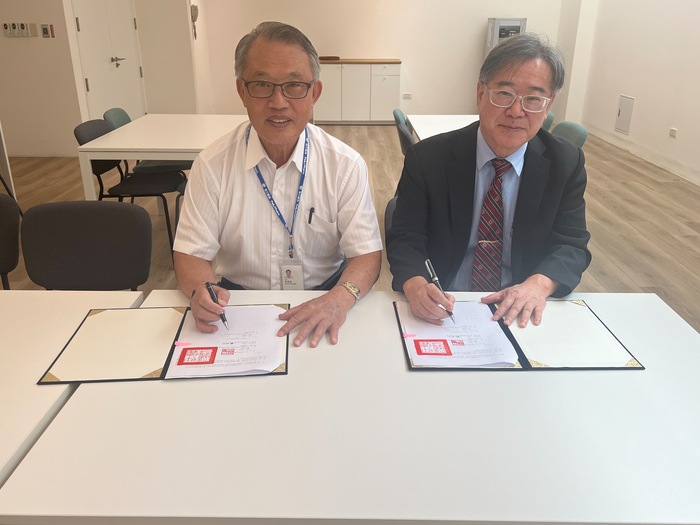 培力藥品董事長郭榮昌（左）、中臺科大主任秘書詹博州雙方簽署產學合約書