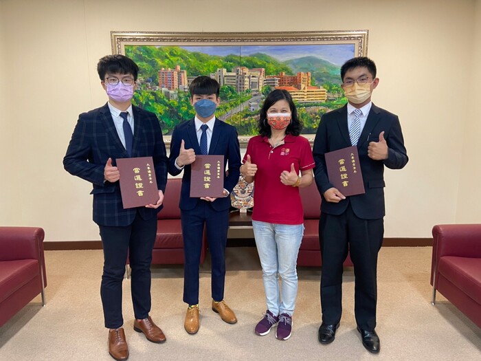 校長與三位大專青年代表合照