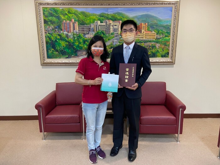 校長與台中市大專青年代表游睿為同學合照