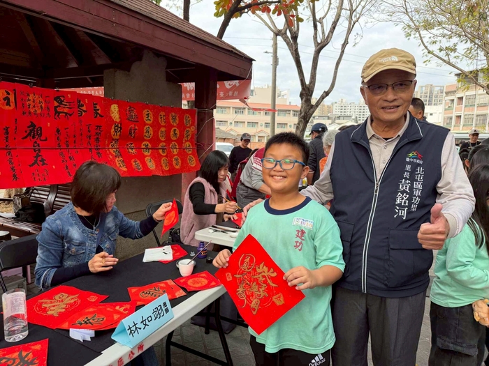 臺中市北屯區軍功里黃銘河里長與學童合影圖片