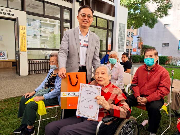 中臺科大鄭凱元副校長致詞並頒發研習證明給參與36小時健康促進課程的長輩們圖片