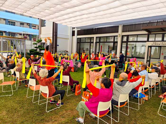 謙和賀日照中心長輩們活力四射的動感展現，贏得全場熱烈掌聲，充分展現課程的成效與活力圖片
