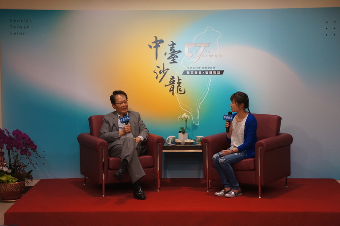 (左1)董事長李沛霖(右1)林靖妘訪談過程